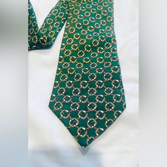 Authentic Burberrys Wide Green Silk Floral graphic designs & Name Logo Detail. - Picture 2 of 3